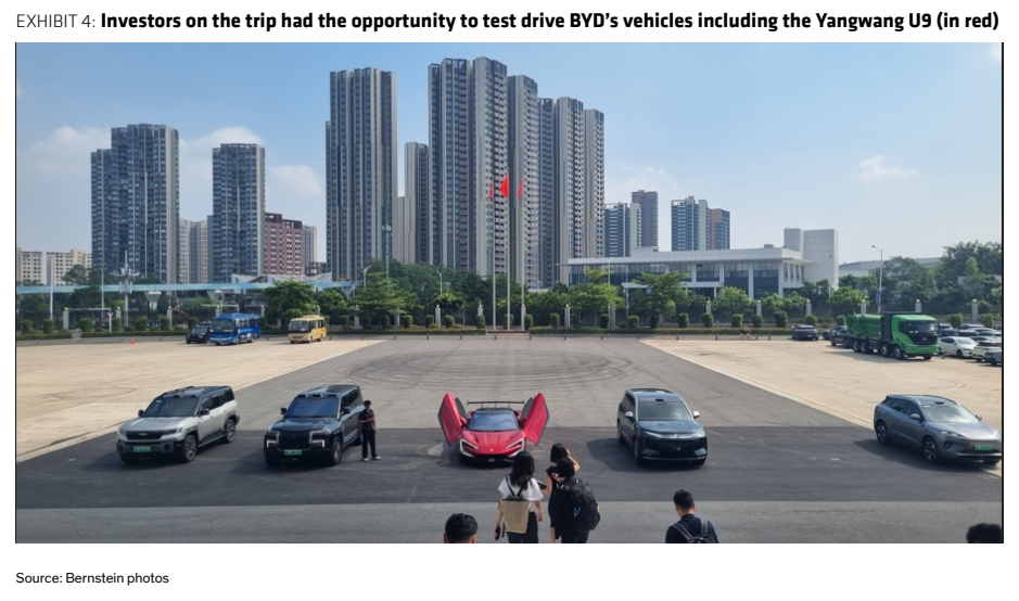 **图3. 参访投资者有机会试驾包括仰望U9（红色）在内的比亚迪车型**